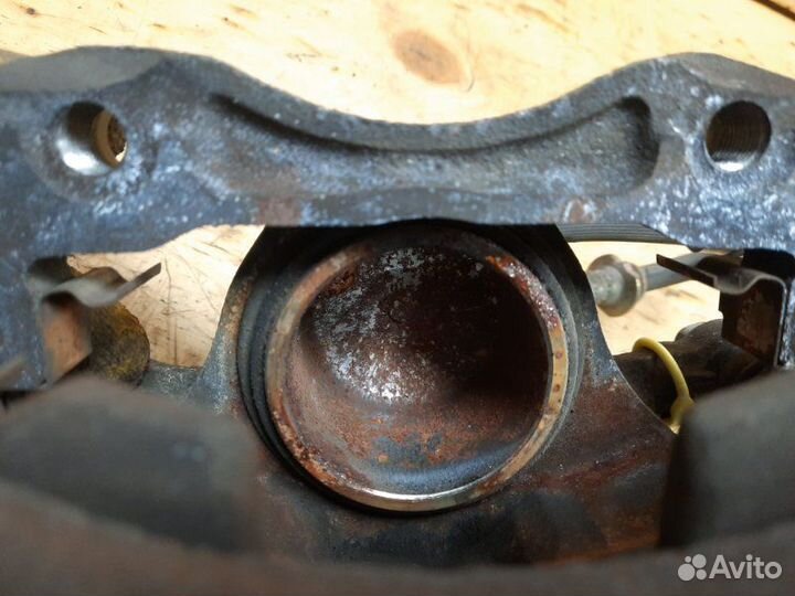 Суппорт передний правый Nissan Bluebird QU14