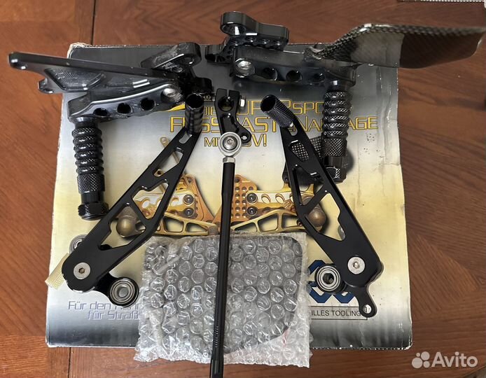 Aprilia RSV 1000R, Factory, Nera подножки водителя