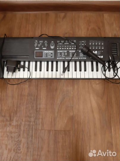 Игрушечный синтезатор