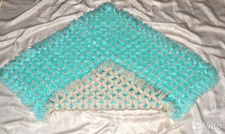 Плед из помпонов