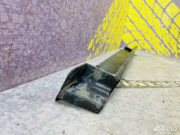 Воздуховод радиатора нижний Дастер Duster