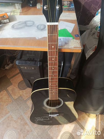 Акустическая гитара с автографом Табачникова