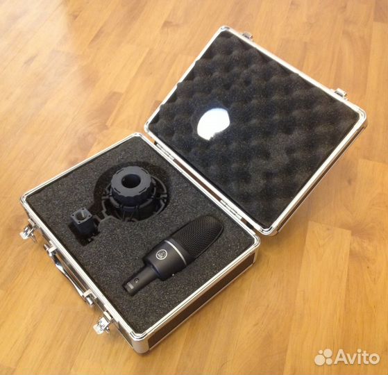 Конденсаторный микрофон AKG C3000