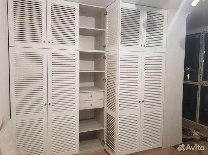 Шкафы с жалюзийными фасадами в спальню