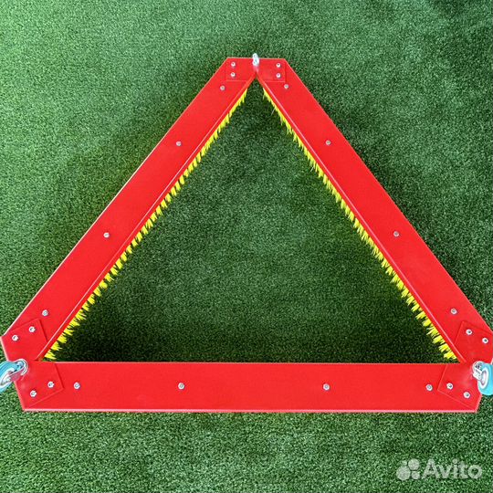 Треугольная щетка для искусственного газона