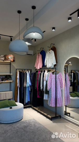 Сдаются в аренду полки и рейлы в новом шоуруме