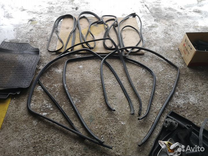 Уплотнитель двери для Toyota Camry V40 2006-2011