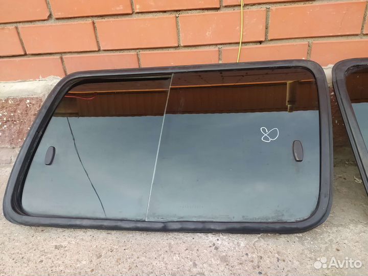 Стекло багажника боковое Toyota Land Cruiser J80