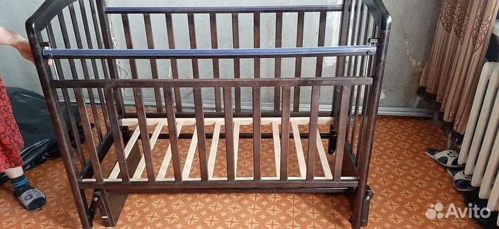 Детская кроватка с маятником