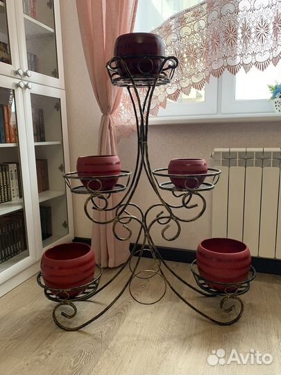 Стильная кованая этажерка для цветов