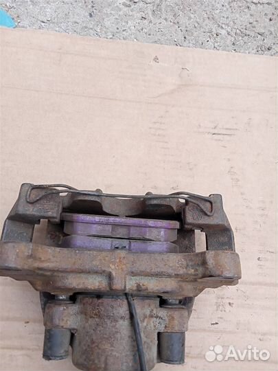 Суппорт тормозной передний левый VW Tiguan (2011