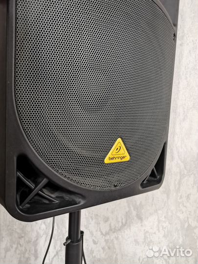 Активная колонка Behringer B115D (1 квт) + стойка