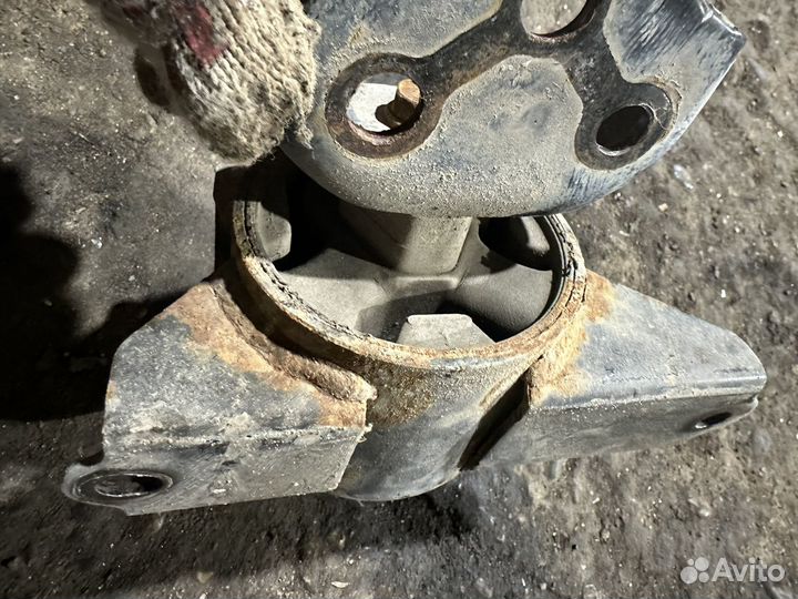 Опора двигателя правая Hyundai I20