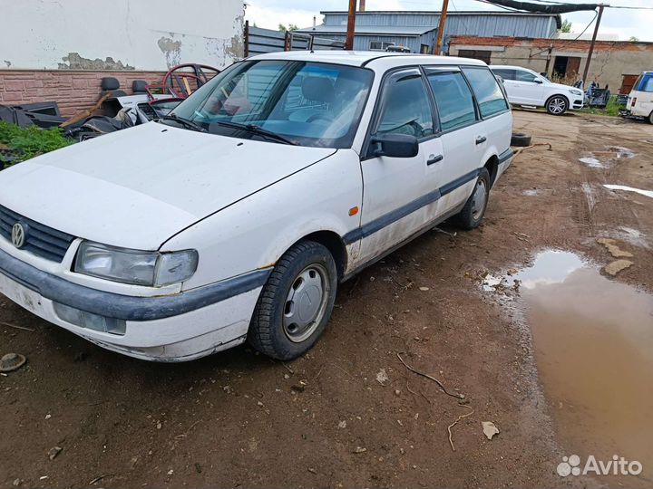В разборе Фольксваген пассат Б4 1.8 л. 1994 г