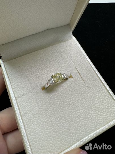 Кольцо с желтым бриллиантом 