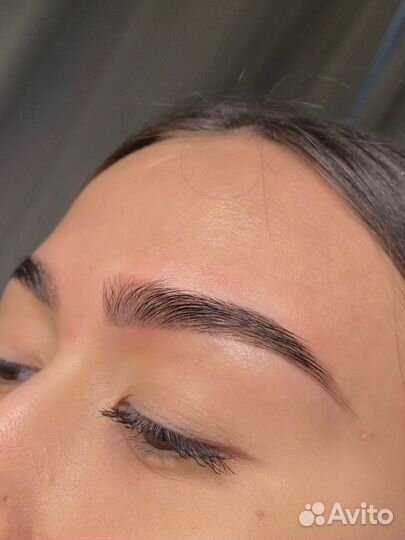 Модель на брови