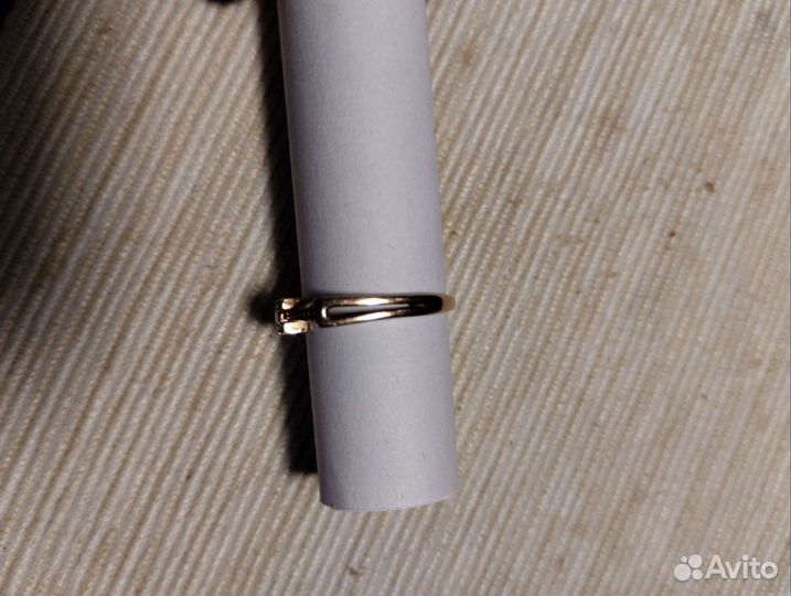 Золотое кольцо с топазом и фианитами 585