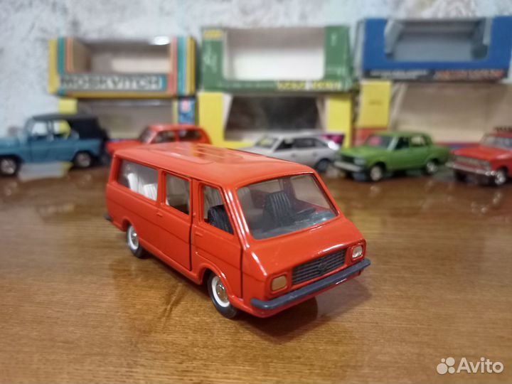 Машинка раф 2203 коллекционная СССР 1:43