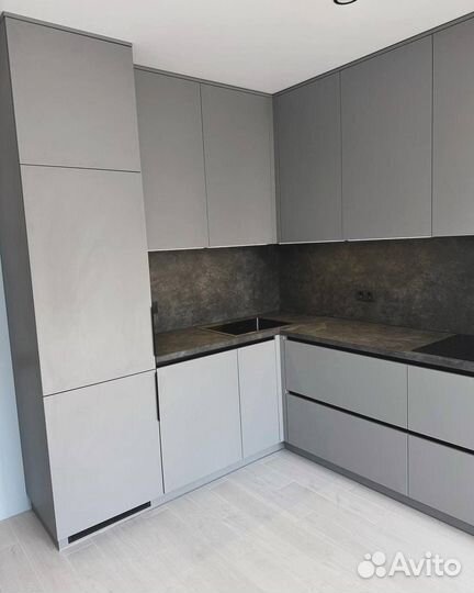Кухонный гарнитур серый угловой