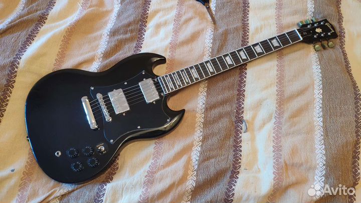 Реплика Gibson SG чёрная с широким пикгардом