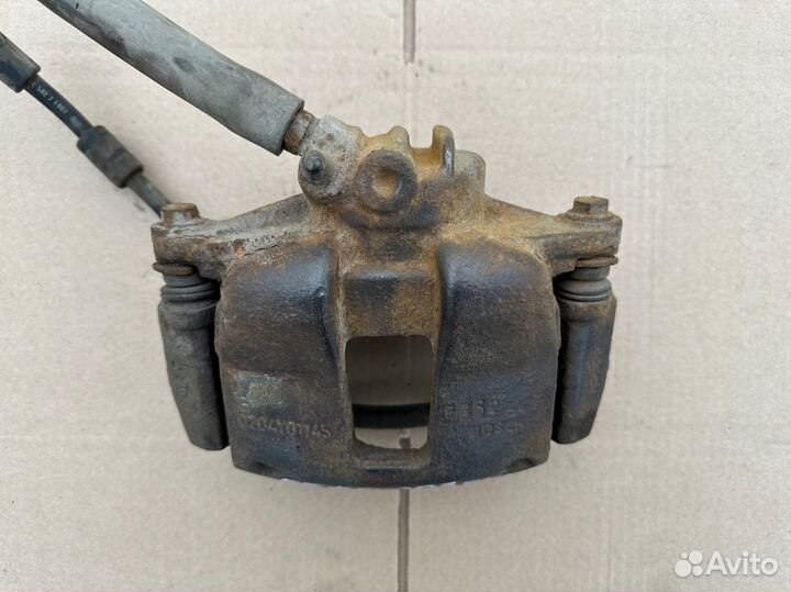 Суппорт передний правый Peugeot 307