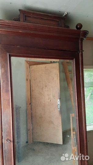 Старинный антикварный шкаф буфет