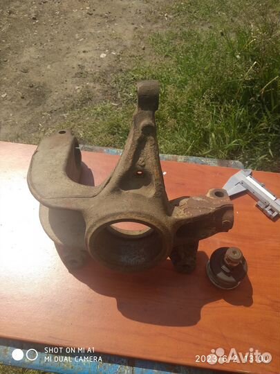 Поворотный кулак правый Меган 2 Б/У