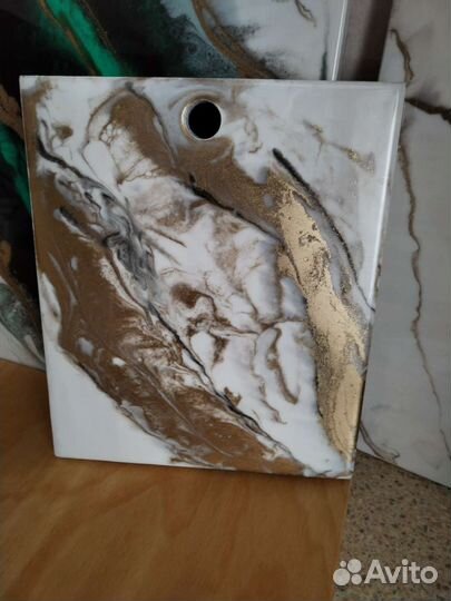 Доска разделочная с декором из эпоксидной смолой