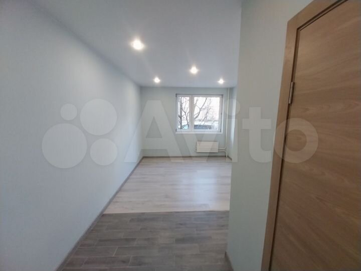 Доля в 2-к. квартире, 65 м², 1/12 эт.