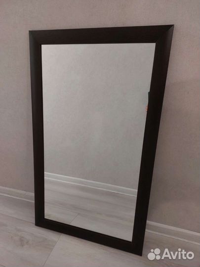 Зеркало в деревянной раме