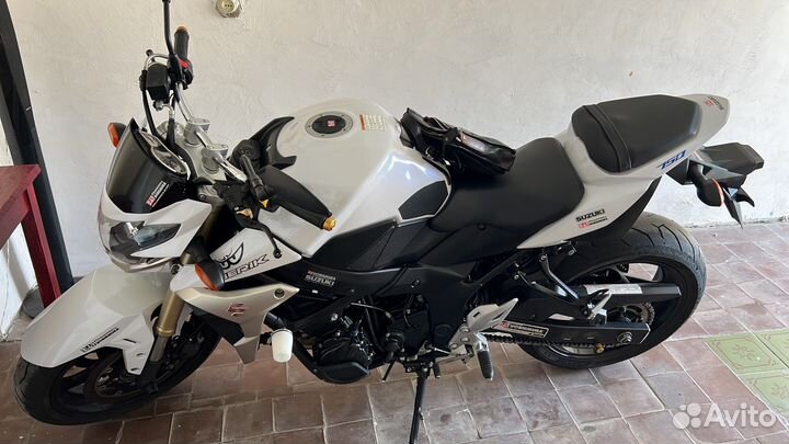 Suzuki GSR 750