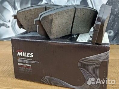 Тормозные колодки передние miles E400055