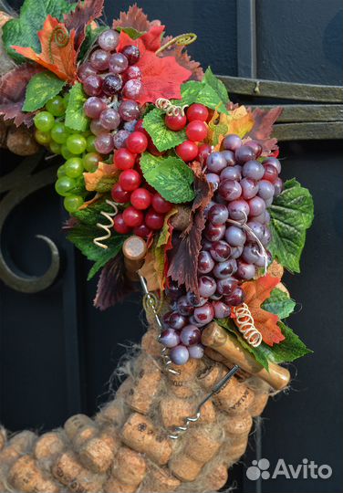 Венок из пробок с виноградом