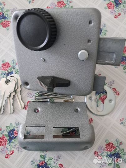 Замок дверной накладной