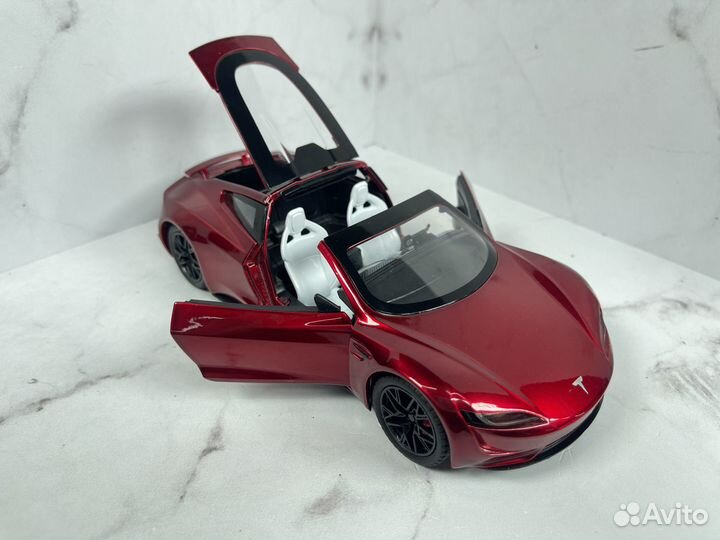 Модель машины Tesla Roadster 1:24 Красная