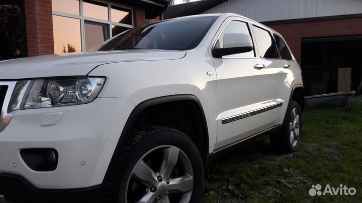 Стекло Левой фары Jeep Гранд Чероки WK2 дорестайл