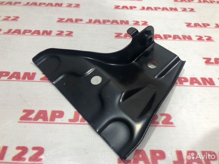 Кронштейн крепления фары правый Toyota Land