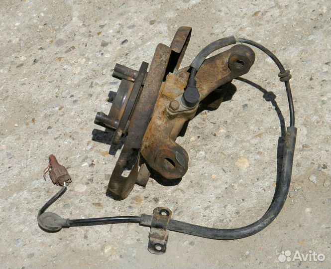 Кулак левый Nissan Almera N15 1.6