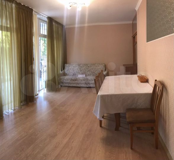 2-к. квартира, 50 м², 1/10 эт.