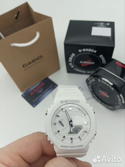 Белые часы Casio G-Shock GA-2100: стиль и прочность