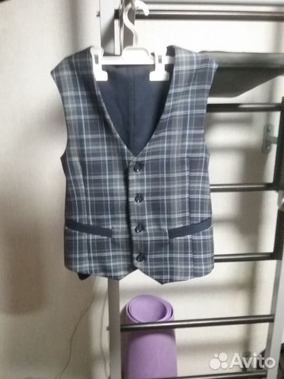 Школьный костюм для мальчика 140 (жилет и брюки)