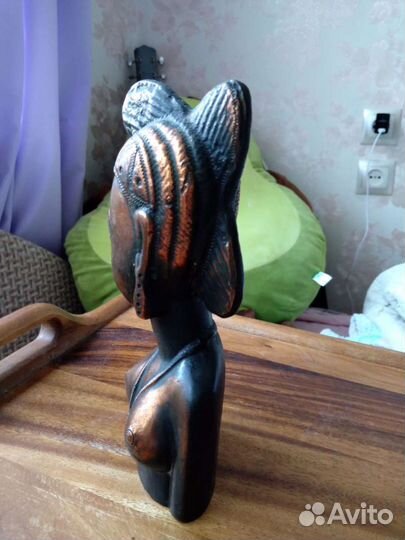 Бронзовая статуэтка африканской женщины