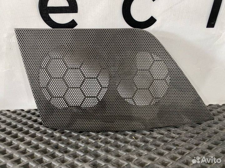 Накладка (сетка) динамика Volvo FH4 82213615