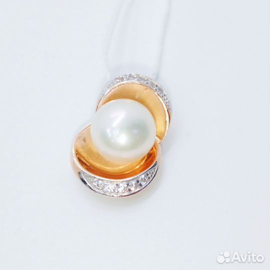 Золотая подвеска с камнем