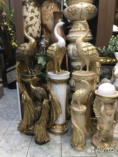 Фигура павлина на колонне