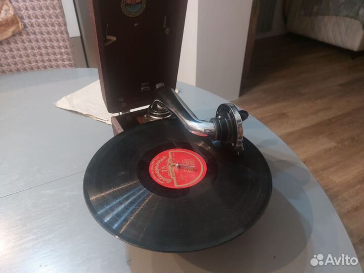 Патефон дорожный