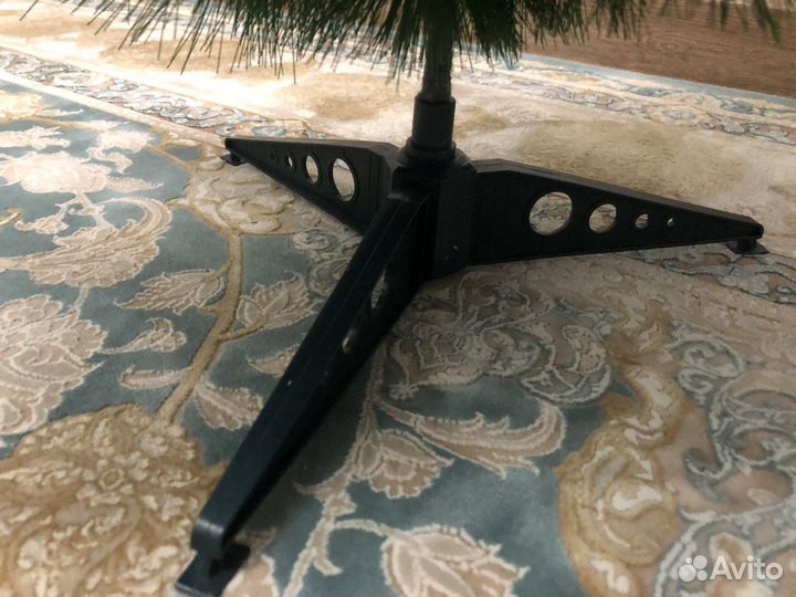 Елка искусственная. Игрушки в подарок