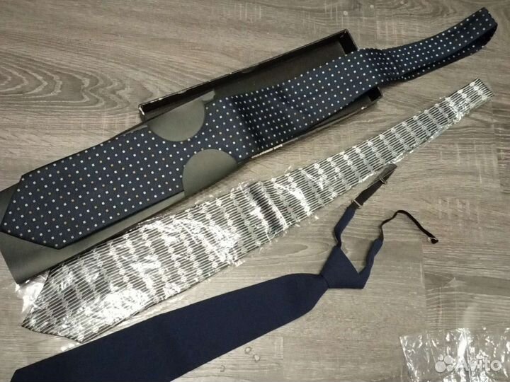 Три галстука мужских новые tailor & SON