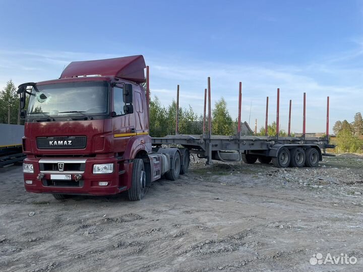 Водитель фуры лесовоза