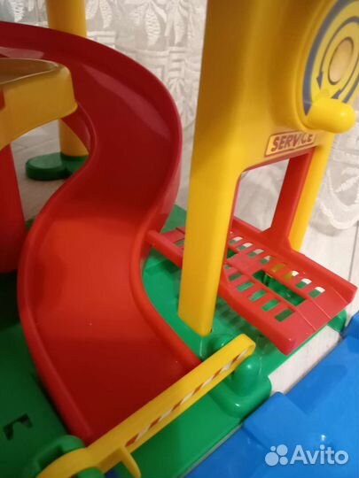 Парковка с машинками, лифтом